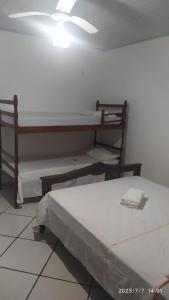 Pousada João e Maria في ترينيداد: غرفة بسريرين بطابقين وسقف