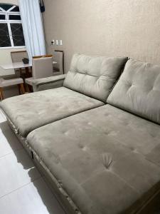 een woonkamer met een bank met een hartvormig kussen bij Casa ao lado do centro in Itabira