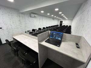 une salle de conférence avec un ordinateur portable sur un bureau dans l'établissement Комплекс Дунав, à Ruse