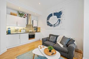 Η κουζίνα ή μικρή κουζίνα στο Mallard Suite with Parking Duckling Stays