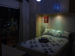 1 dormitorio con cama y ventana en Apartamento aconchegante e completo no centro de Ponta Grossa - Paraná, en Ponta Grossa