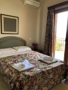 ein Schlafzimmer mit einem Bett mit Handtüchern und einem Fenster in der Unterkunft Elegant Maisonette 