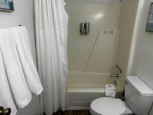 ein weißes Bad mit einem WC und einer Dusche in der Unterkunft Eagle Stay 7 Condo in Eagle Pass