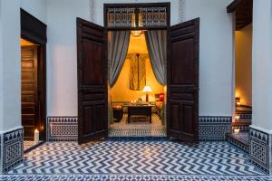 Ein Bett oder Betten in einem Zimmer der Unterkunft Algilà Fes Riad Medina Charme Hotel