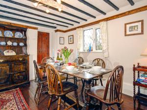 een eetkamer met een tafel en stoelen bij Bridge View Cottage in Middle Mill
