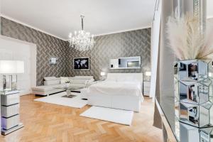 Posteľ alebo postele v izbe v ubytovaní Luxury Riverside Apartments In The Center Of Prague
