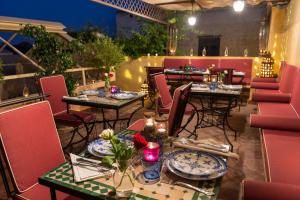 Ein Sitzbereich in der Unterkunft Algilà Fes Riad Medina Charme Hotel