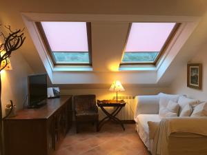 a living room with three windows and a couch at Apartament Casa Gerdera in Rialp