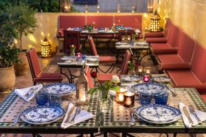Ein Sitzbereich in der Unterkunft Algilà Fes Riad Medina Charme Hotel
