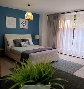 1 dormitorio con cama y ventana grande en Acogedor apartaestudio ubicado en Laureles, en Medellín