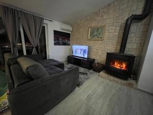sala de estar con sofá y chimenea en Villa Pool Mansion Salonae en Solin