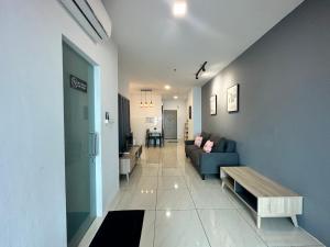 - un salon avec un canapé et une table dans l'établissement ITCC Manhattan Suites by LAVISH, à Kota Kinabalu