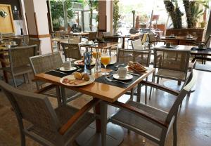 Makanan di atau berdekatan hotel