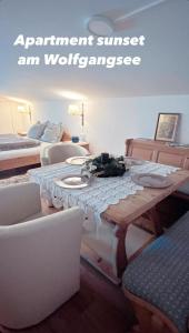 Habitación con mesa y 2 camas en Apartment Sunset am Wolfgangsee, en Strobl 34 fotos más