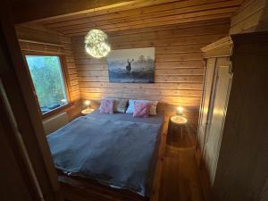 um pequeno quarto com uma cama numa casa de madeira em Chalet am Feldrand em Starzach