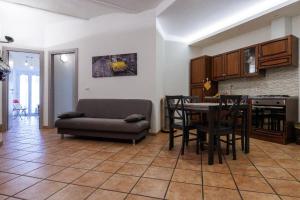 eine Küche und ein Wohnzimmer mit einem Tisch und Stühlen in der Unterkunft La casa di Bianca in Piediluco