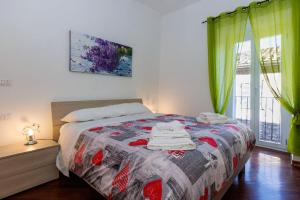 ein Schlafzimmer mit einem Bett mit Handtüchern darauf in der Unterkunft La casa di Bianca in Piediluco