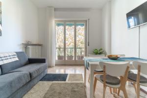 貝加莫的住宿－Casa Vacanze Giulio Cesare，客厅配有沙发和桌子