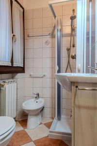 y baño con aseo, lavabo y ducha. en [City Center] Comfort and Relax, en Rovigo
