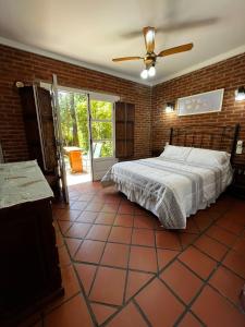 Una cama o camas en una habitación de Hostería y Cabañas Altamar De Las Pampas