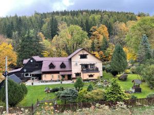 eine Luftansicht eines Hauses mit Garten in der Unterkunft Ranczo Frodyma in Stronie Śląskie