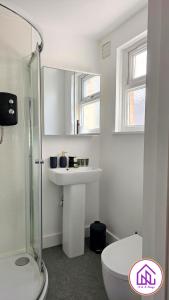 y baño con lavabo, aseo y ducha. en Havelock Apartments, City Centre Location, en Swindon