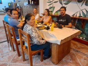 een groep mensen die aan een tafel zitten bij Descanso del Petrel in Puerto Ayora