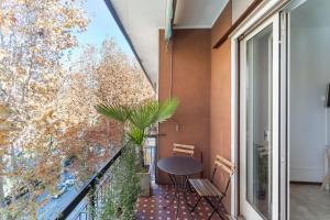 貝加莫的住宿－Casa Vacanze Giulio Cesare，阳台配有桌椅和窗户。