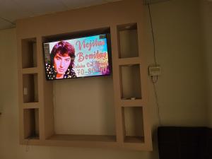 a flat screen tv hanging on a wall at Casa en Residencial Altos de Ciudad pacifica in San Miguel