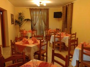 jadalnia ze stołami i krzesłami w restauracji w obiekcie Casa Vacanze Primula palinuri w mieście Futani
