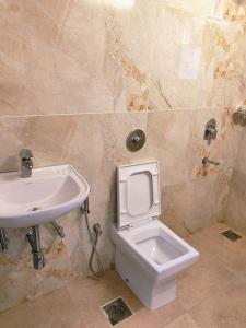 a bathroom with a toilet and a sink at Luxury 2BHK Apartment Near Candolim in Nerul