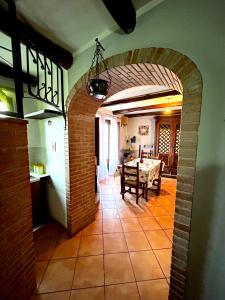 a kitchen and dining room with an archway in a house at La casa del Nonno in Altavilla Irpina
