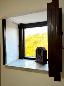 a window with a radio sitting on a window sill at La casa del Nonno in Altavilla Irpina