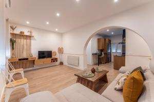 a living room with a couch and a table at Apartamento Turístico KHöALA HOME in Mérida