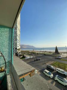 a view of a parking lot and the beach at Departamento frente a Playa Brava in Iquique