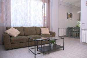 un soggiorno con divano e tavolo di Easy Stay Rome 2 - The Easy Way a Roma