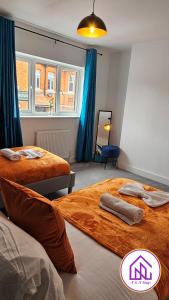 Llit o llits en una habitació de Redcliffe House, Stylish House Close To Designer Outlet
