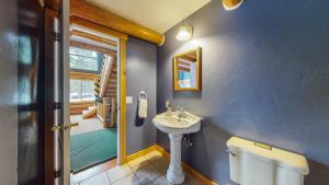 een badkamer met een wastafel en een toilet bij Glacier Dream Escape in Coram