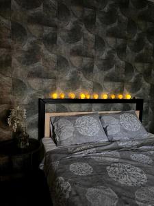 um quarto com uma cama com velas na parede em The Cube em Kremenchuk