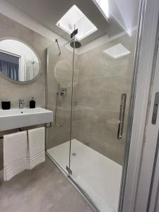 y baño con ducha y lavamanos. en MiAp ORTI 31, en Milán