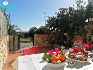 un tavolo con due ciotole di frutta e verdura di CASA FRONTE MARE a Santa Teresa di Riva