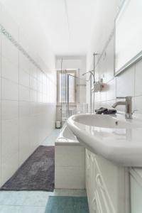 貝加莫的住宿－Casa Vacanze Giulio Cesare，白色的浴室设有水槽和镜子