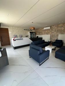 a living room with blue couches and a table at Honório Pousada-Caldas do Jorro BA in Tucano