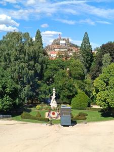 uma vista para um parque com um edifício ao fundo em La ch'tiote meizou em Mazet-Saint-Voy