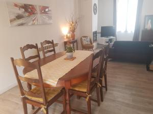 een eettafel en stoelen in de woonkamer bij LA SALAMANDRE in Bordeaux