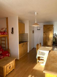 a kitchen and living room with a table and chairs at Charmant T2 montagne ensoleillé in Val Thorens