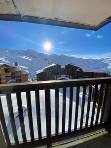 a view of the mountains from a balcony at Charmant T2 montagne ensoleillé in Val Thorens