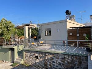 una casa con un'ampia terrazza con patio di Aryiro's Residence,Cozy&Sunny a Alikianós