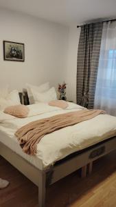 Säng eller sängar i ett rum på Vintage Central Apartament