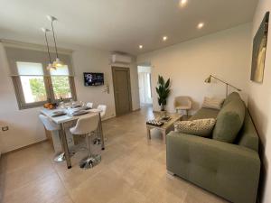 un soggiorno con un divano e un tavolo di Aryiro's Residence,Cozy&Sunny a Alikianós